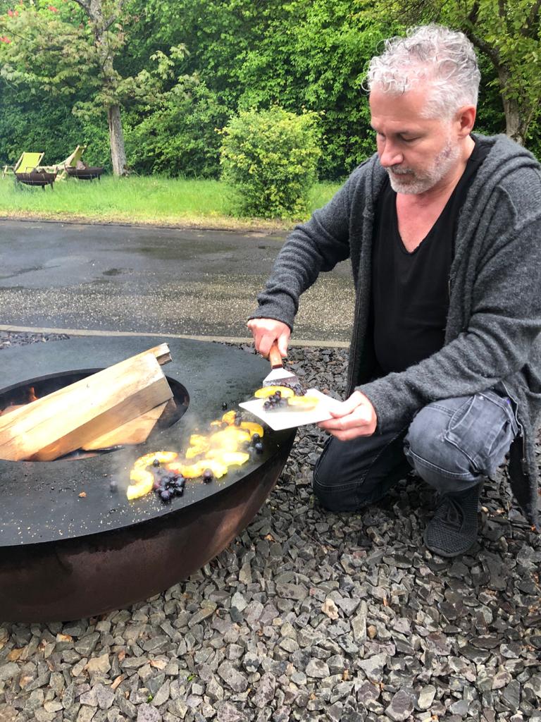 Markus Vogelei - kochen am Feuerring.